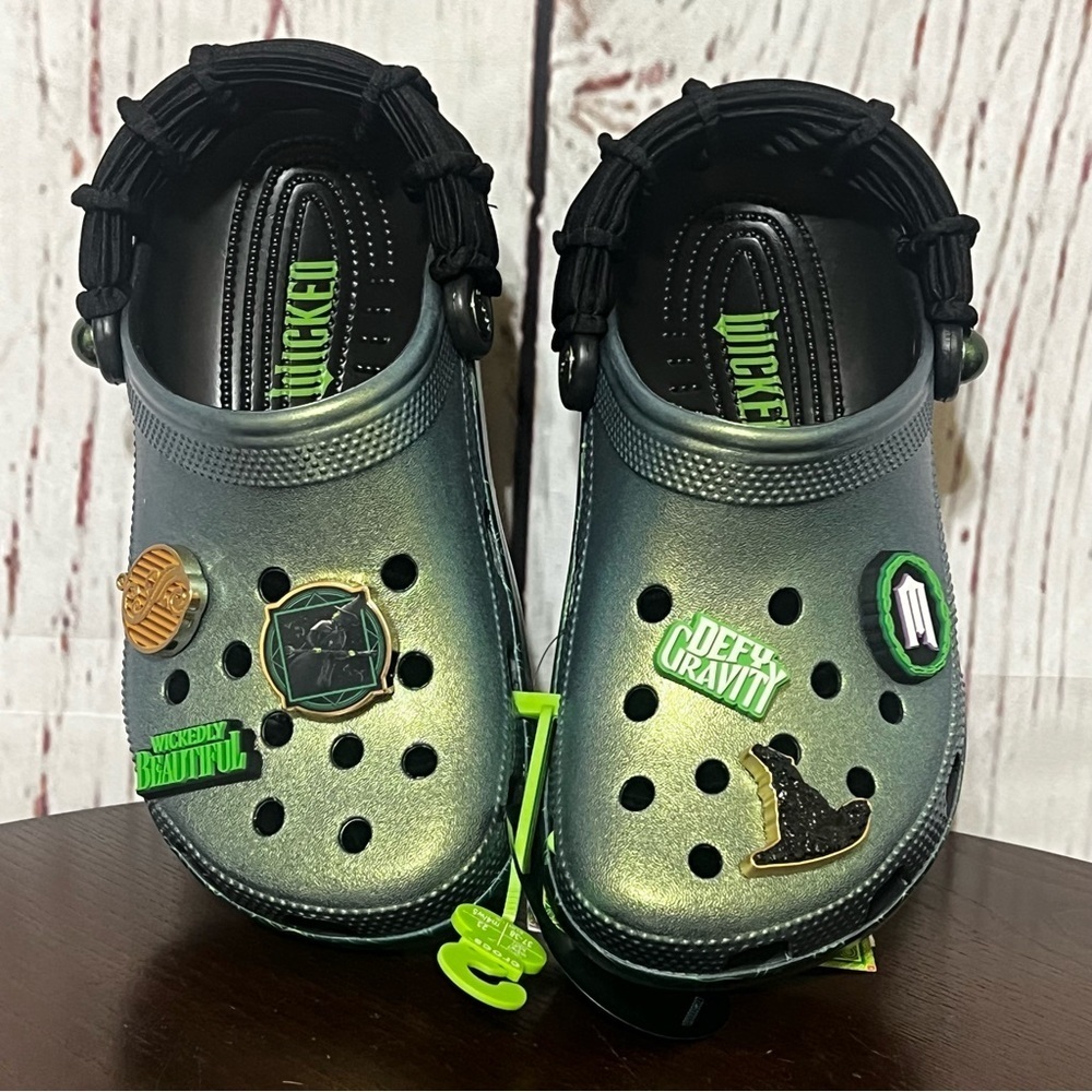 CROCS WICKED ELPHABA limited edition clogs in size 7 nwt
